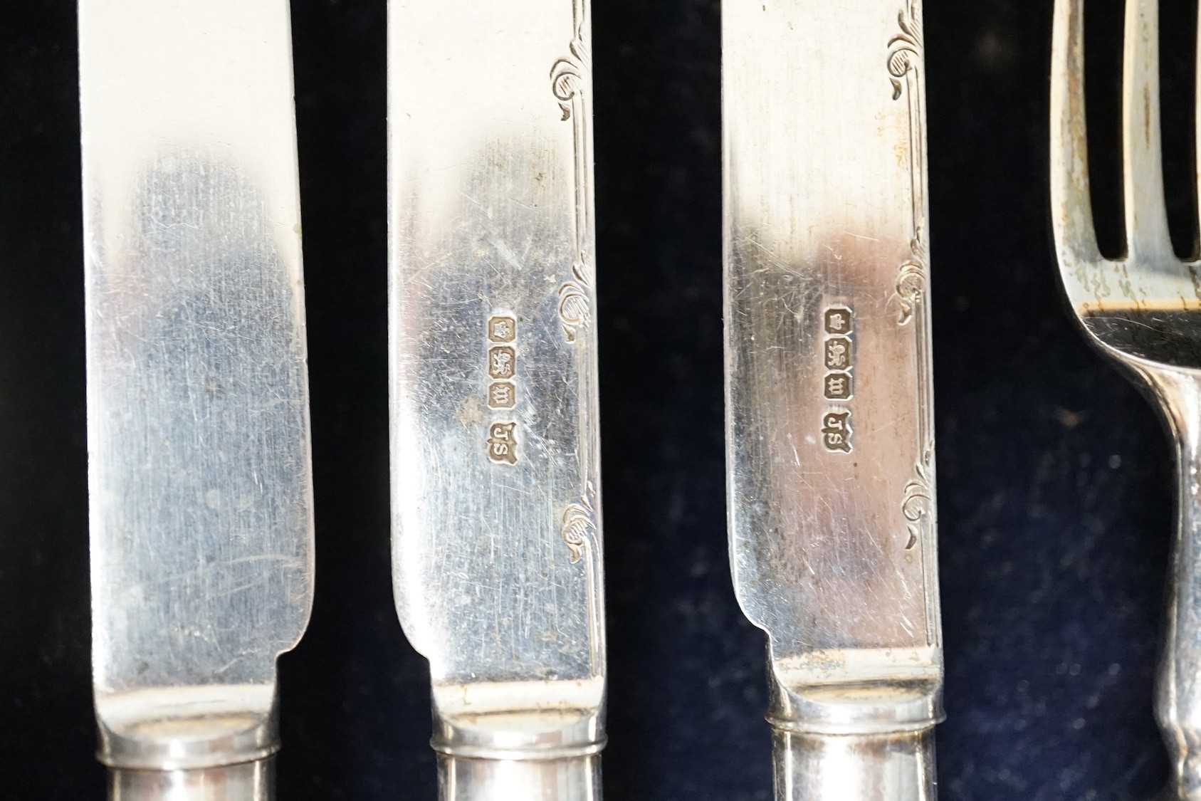 A cased set of twelve pairs of mother of pearl handled silver dessert eaters, John Sanderson, Sheffield, 1914, box a.f.